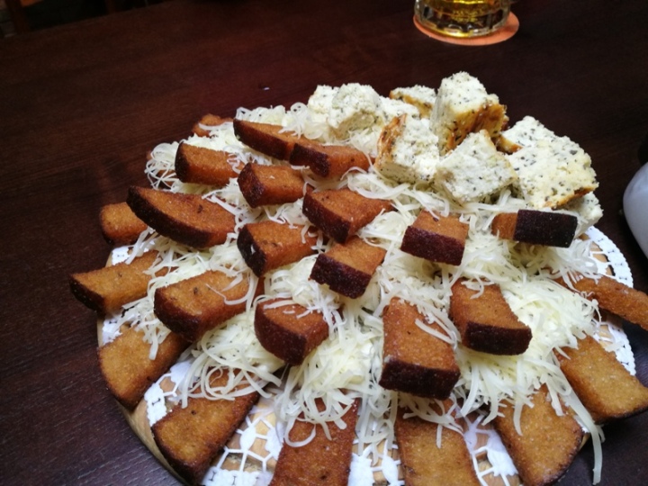 Kepta duona sus sūriu - tradicinė lietuvių užkanda prie alaus